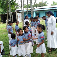 Le SMI insieme ai bambini della scuola, Simaluguri, Assam - agosto 2018