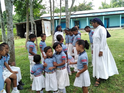 Le SMI insieme ai bambini della scuola, Simaluguri, Assam - agosto 2018