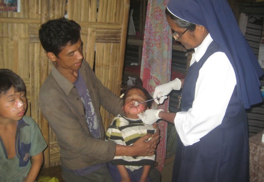 Medicazione al bambino ferito, Arunachal Pradesh - 2017