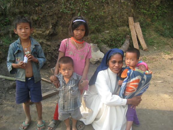 Sr. Sherly con i bambini di una famiglia della zona, Pongchau, Arunachal Pradesh - 2018