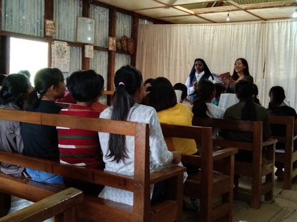 Sr. Prasteena con i ragazzi del catechismo, Pongchau, Arunachal Pradesh - 2020