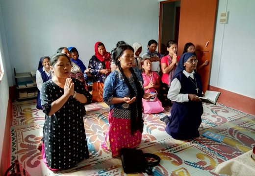 Momento di preghiera con le membri dell'associazione delle donne, Pongchau, Arunachal Pradesh -2020