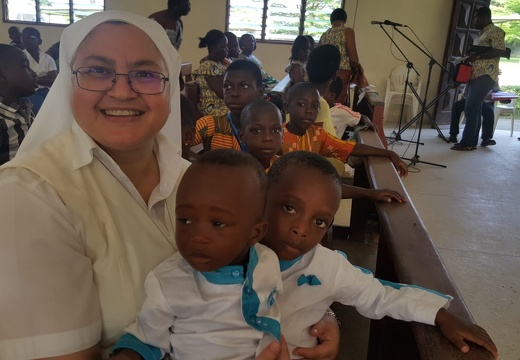  Sr. Loreda Spagnolo con i bambini della parrocchia Saint Marcel - 17 novembre 2019