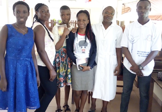Giovani della parrocchia insieme a Sr. Clarisse Dipama - 30 luglio 2019
