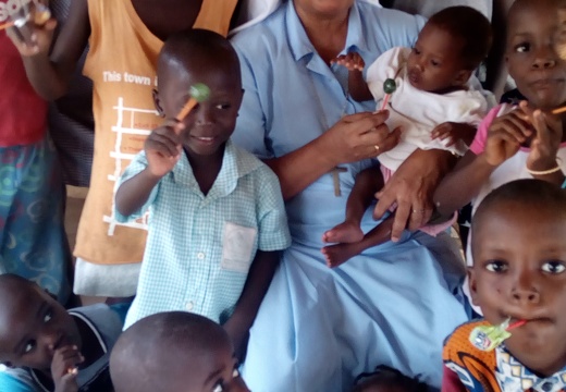 Sr. Assumpta Ezhumuri con i bambini dell'Orfanotrofio - 22 febbraio 2018