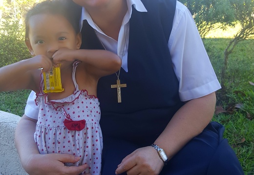 Sr.Loreda con una bambina della zona, Filippine -2018