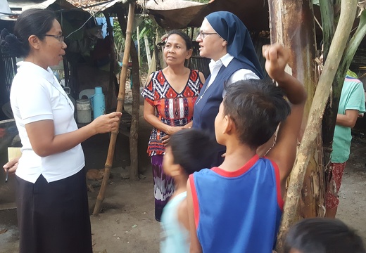 Sr. Loreda visita la  famiglia della zona, Filippine 8 marzo - 2018