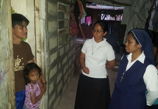 Sr. Angel Mary con la novizia  Marisa visita alle famiglie della zona, Filippine- 8 marzo 2018