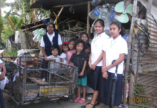 Sr. Vipin insieme ai bambini della zona, Filippine -  2 Novembre 2015
