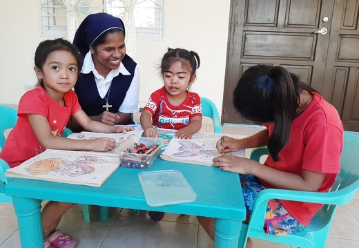 Bambine dell'orfanotrofio impegnate a colorare i disegni, filippine 2021