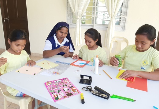 Bambine dell'orfanotrofio impegnate nel lavoro creativi, Filippine 2020