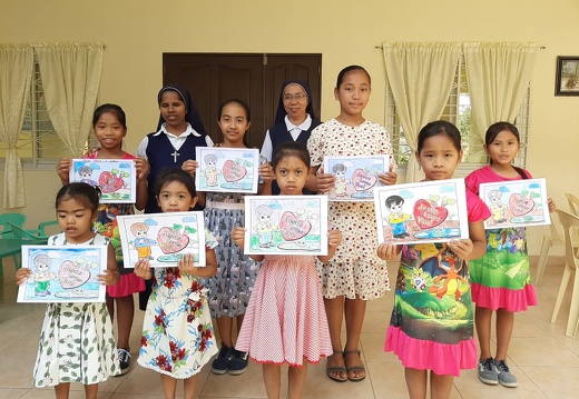 Bambine dell'orfanotrofio dopo la partecipazione ad un corso di disegno, Filippine - 2020
