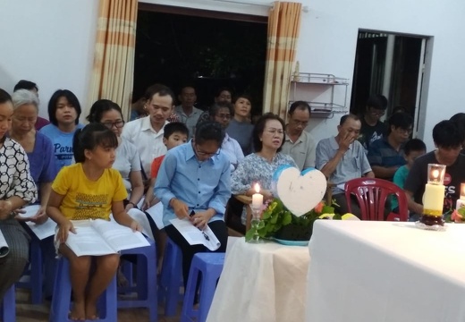 Recitano rosario  insieme con le famiglie della zona, Vietnam - 2020