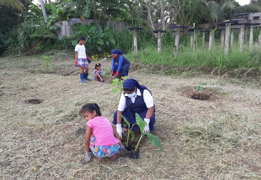 Suore insieme alle bambine nel terreno della coltivazione, Filippine - 2021