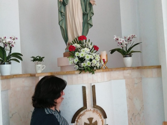 In preghiera davanti alla tomba di Madre Carla