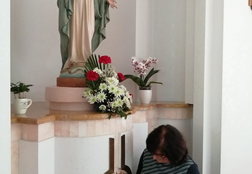 In preghiera davanti alla tomba di Madre Carla